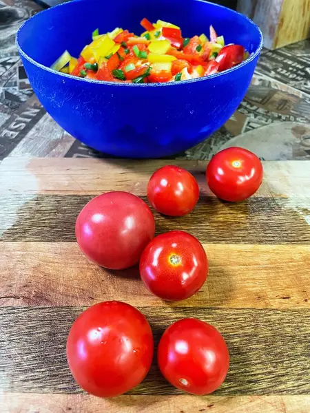 Organik sebzeler, yeşil soğan, kırmızı ve sarı biber, salata, mutfak, yemek,