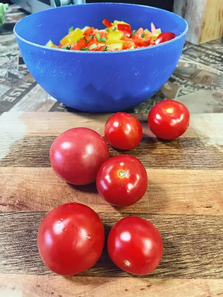 Organik sebzeler, yeşil soğan, kırmızı ve sarı biber, salata, mutfak, yemek,