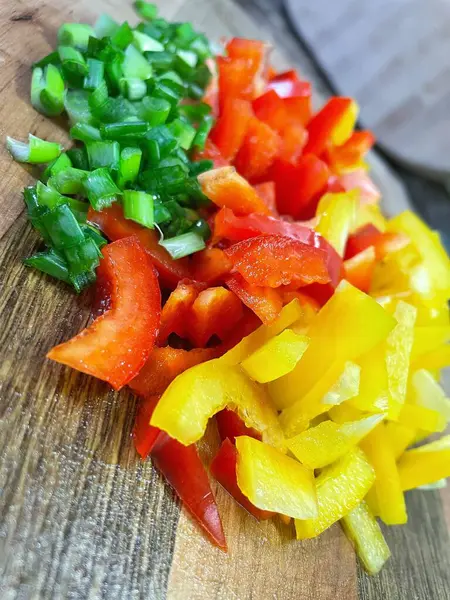 Organik sebzeler, yeşil soğan, kırmızı ve sarı biber, salata, mutfak, yemek,