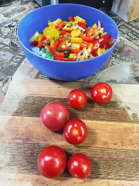 Organik sebzeler, yeşil soğan, kırmızı ve sarı biber, salata, mutfak, yemek,