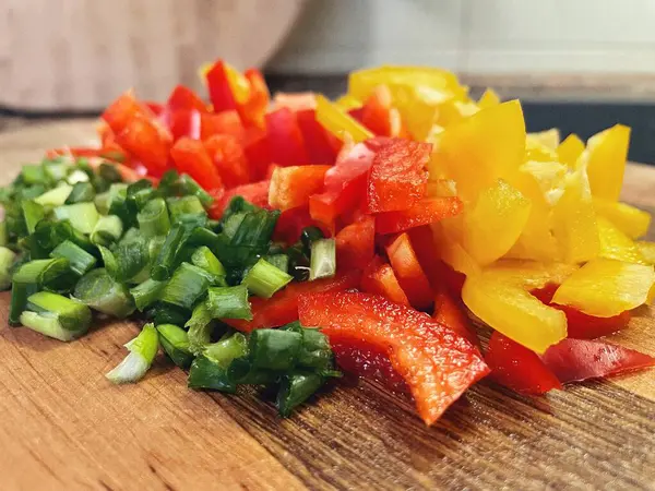 Organik sebzeler, yeşil soğan, kırmızı ve sarı biber, salata, mutfak, yemek,