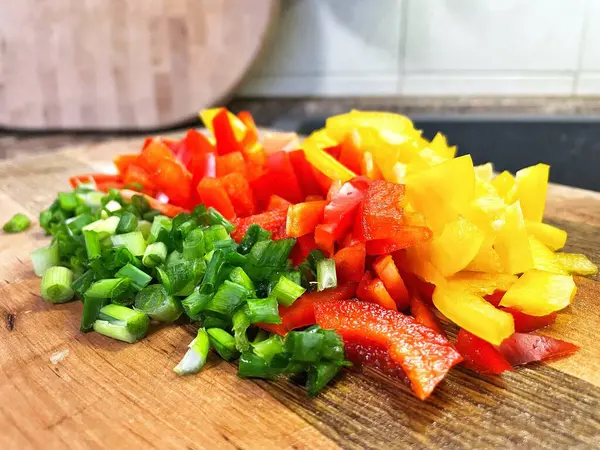 Organik sebzeler, yeşil soğan, kırmızı ve sarı biber, salata, mutfak, yemek,