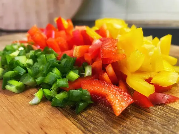 Organik sebzeler, yeşil soğan, kırmızı ve sarı biber, salata, mutfak, yemek,