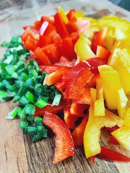 Organik sebzeler, yeşil soğan, kırmızı ve sarı biber, salata, mutfak, yemek,