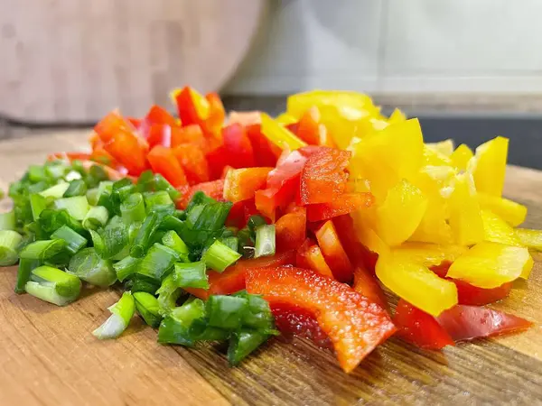 Organik sebzeler, yeşil soğan, kırmızı ve sarı biber, salata, mutfak, yemek,