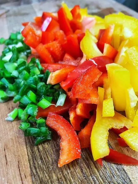 Organik sebzeler, yeşil soğan, kırmızı ve sarı biber, salata, mutfak, yemek,