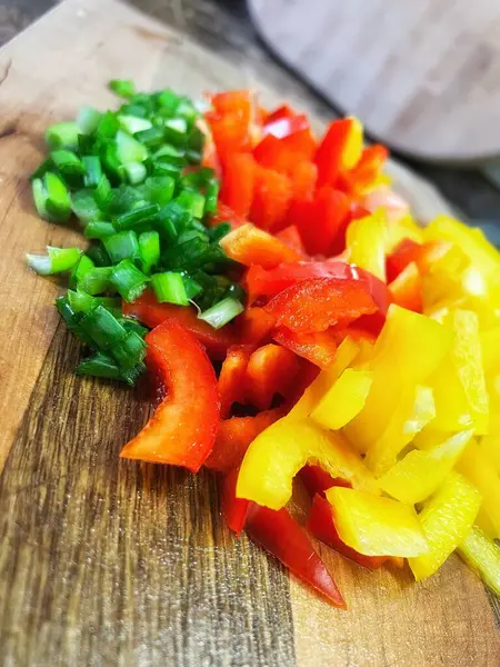 Organik sebzeler, yeşil soğan, kırmızı ve sarı biber, salata, mutfak, yemek,