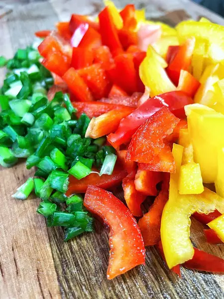 Organik sebzeler, yeşil soğan, kırmızı ve sarı biber, salata, mutfak, yemek,