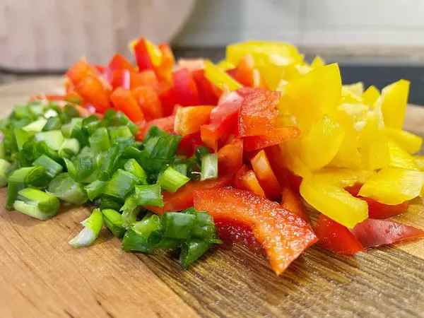 Organik sebzeler, yeşil soğan, kırmızı ve sarı biber, salata, mutfak, yemek,