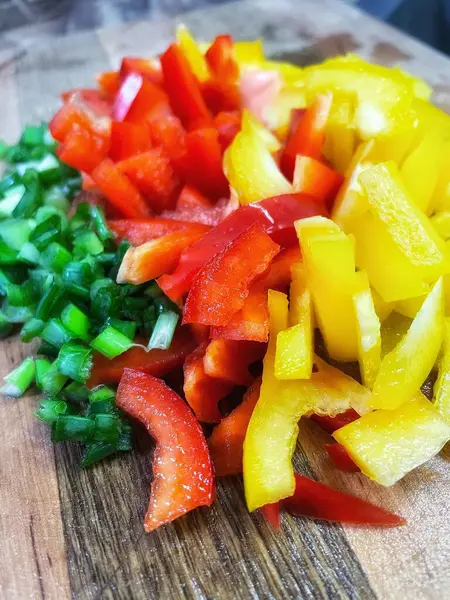 Organik sebzeler, yeşil soğan, kırmızı ve sarı biber, salata, mutfak, yemek,