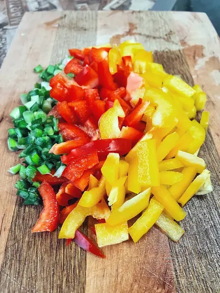 Organik sebzeler, yeşil soğan, kırmızı ve sarı biber, salata, mutfak, yemek,