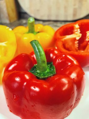 Organik sebzeler kırmızı ve sarı, sağlıklı, vitaminler, taze salata, mutfak, yemek pişirme, masa 