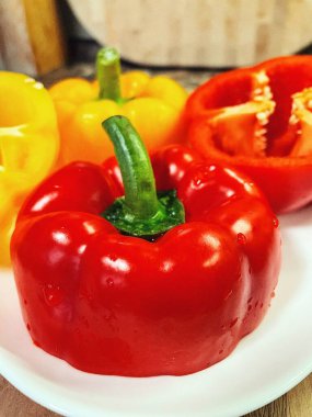 Organik sebzeler kırmızı ve sarı, sağlıklı, vitaminler, taze salata, mutfak, yemek pişirme, masa 