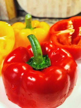 Organik sebzeler kırmızı ve sarı, sağlıklı, vitaminler, taze salata, mutfak, yemek pişirme, masa 