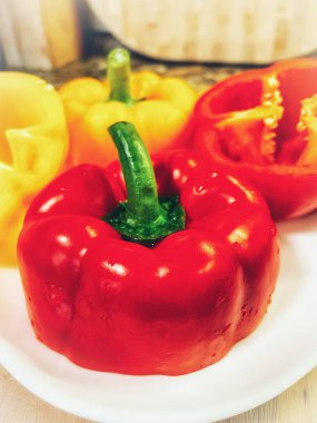 Organik sebzeler kırmızı ve sarı, sağlıklı, vitaminler, taze salata, mutfak, yemek pişirme, masa 