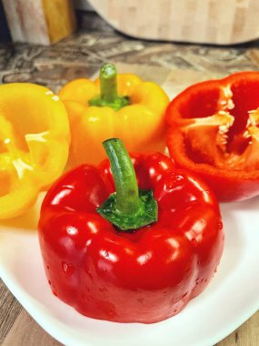 Organik sebzeler kırmızı ve sarı, sağlıklı, vitaminler, taze salata, mutfak, yemek pişirme, masa 