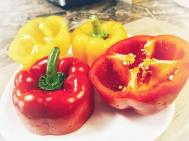 Organik sebzeler kırmızı ve sarı, sağlıklı, vitaminler, taze salata, mutfak, yemek pişirme, masa 