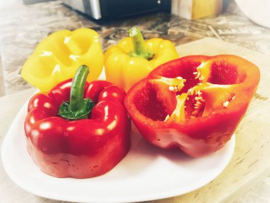 Organik sebzeler kırmızı ve sarı, sağlıklı, vitaminler, taze salata, mutfak, yemek pişirme, masa 