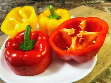 Organik sebzeler kırmızı ve sarı, sağlıklı, vitaminler, taze salata, mutfak, yemek pişirme, masa 