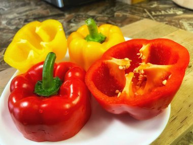 Organik sebzeler kırmızı ve sarı, sağlıklı, vitaminler, taze salata, mutfak, yemek pişirme, masa 