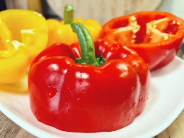 Organik sebzeler kırmızı ve sarı, sağlıklı, vitaminler, taze salata, mutfak, yemek pişirme, masa 