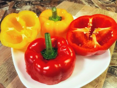 Organik sebzeler kırmızı ve sarı, sağlıklı, vitaminler, taze salata, mutfak, yemek pişirme, masa 