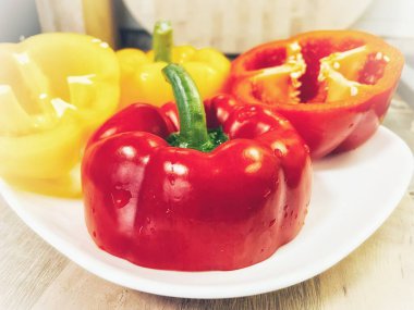 Organik sebzeler kırmızı ve sarı, sağlıklı, vitaminler, taze salata, mutfak, yemek pişirme, masa 