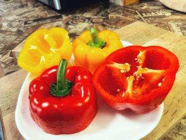 Organik sebzeler kırmızı ve sarı, sağlıklı, vitaminler, taze salata, mutfak, yemek pişirme, masa 