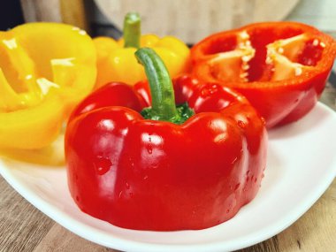 Organik sebzeler kırmızı ve sarı, sağlıklı, vitaminler, taze salata, mutfak, yemek pişirme, masa 