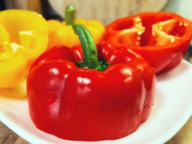 Organik sebzeler kırmızı ve sarı, sağlıklı, vitaminler, taze salata, mutfak, yemek pişirme, masa 