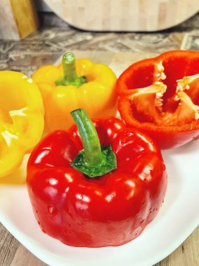 Organik sebzeler kırmızı ve sarı, sağlıklı, vitaminler, taze salata, mutfak, yemek pişirme, masa 