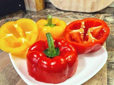 Organik sebzeler kırmızı ve sarı, sağlıklı, vitaminler, taze salata, mutfak, yemek pişirme, masa 