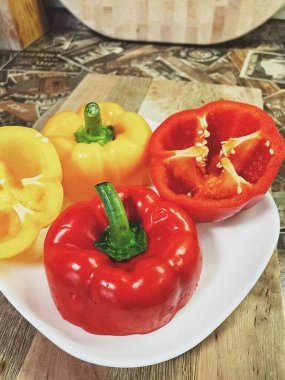 Organik sebzeler kırmızı ve sarı, sağlıklı, vitaminler, taze salata, mutfak, yemek pişirme, masa 