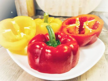 Organik sebzeler kırmızı ve sarı, sağlıklı, vitaminler, taze salata, mutfak, yemek pişirme, masa 