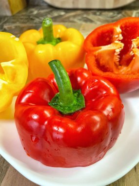 Organik sebzeler kırmızı ve sarı, sağlıklı, vitaminler, taze salata, mutfak, yemek pişirme, masa 