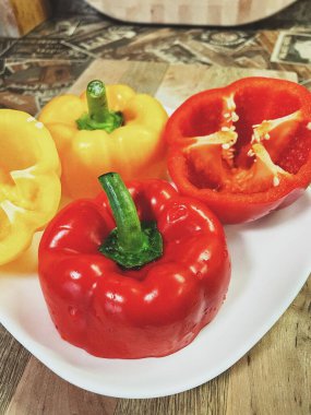 Organik sebzeler kırmızı ve sarı, sağlıklı, vitaminler, taze salata, mutfak, yemek pişirme, masa 