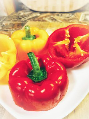 Organik sebzeler kırmızı ve sarı, sağlıklı, vitaminler, taze salata, mutfak, yemek pişirme, masa 