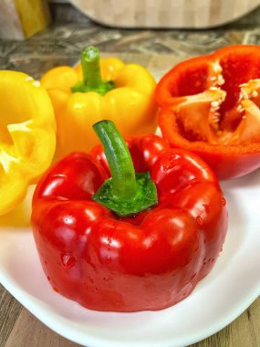 Organik sebzeler kırmızı ve sarı, sağlıklı, vitaminler, taze salata, mutfak, yemek pişirme, masa 