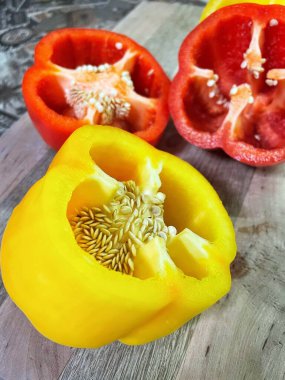 Organik sebzeler kırmızı ve sarı, sağlıklı, vitaminler, taze salata, mutfak, yemek pişirme, masa 