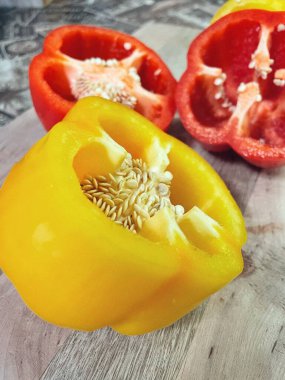 Organik sebzeler kırmızı ve sarı, sağlıklı, vitaminler, taze salata, mutfak, yemek pişirme, masa 