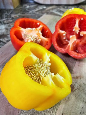 Organik sebzeler kırmızı ve sarı, sağlıklı, vitaminler, taze salata, mutfak, yemek pişirme, masa 