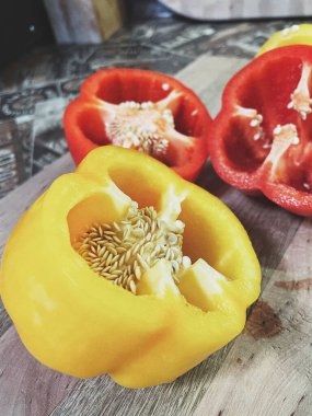 Organik sebzeler kırmızı ve sarı, sağlıklı, vitaminler, taze salata, mutfak, yemek pişirme, masa 