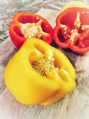 Organik sebzeler kırmızı ve sarı, sağlıklı, vitaminler, taze salata, mutfak, yemek pişirme, masa 