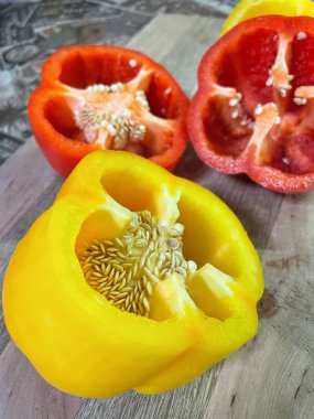 Organik sebzeler kırmızı ve sarı, sağlıklı, vitaminler, taze salata, mutfak, yemek pişirme, masa 