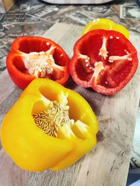 Organik sebzeler kırmızı ve sarı, sağlıklı, vitaminler, taze salata, mutfak, yemek pişirme, masa 