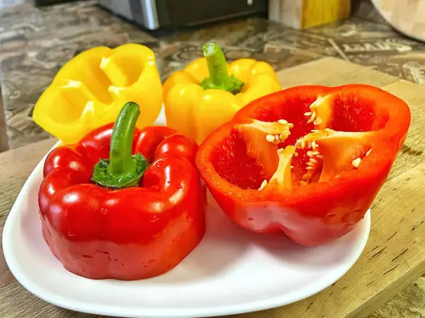 Organik sebzeler kırmızı ve sarı, sağlıklı, vitaminler, taze salata, mutfak, yemek pişirme, masa 