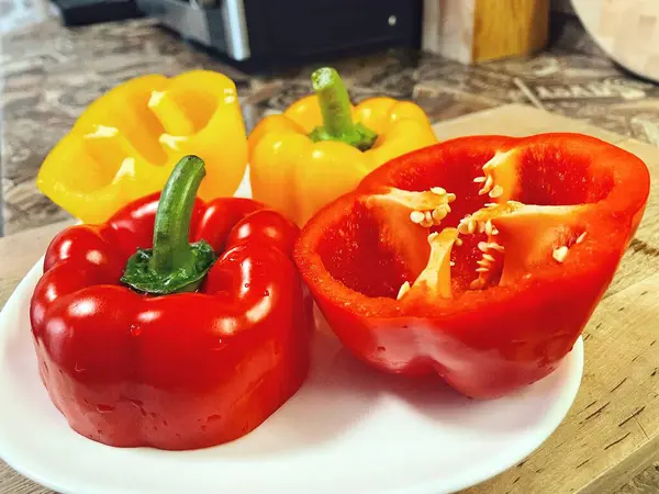 Organik sebzeler kırmızı ve sarı, sağlıklı, vitaminler, taze salata, mutfak, yemek pişirme, masa 