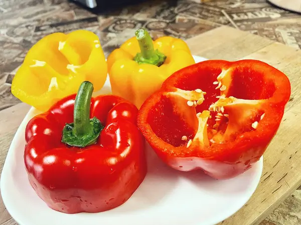 Organik sebzeler kırmızı ve sarı, sağlıklı, vitaminler, taze salata, mutfak, yemek pişirme, masa 