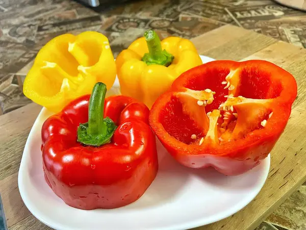 Organik sebzeler kırmızı ve sarı, sağlıklı, vitaminler, taze salata, mutfak, yemek pişirme, masa 