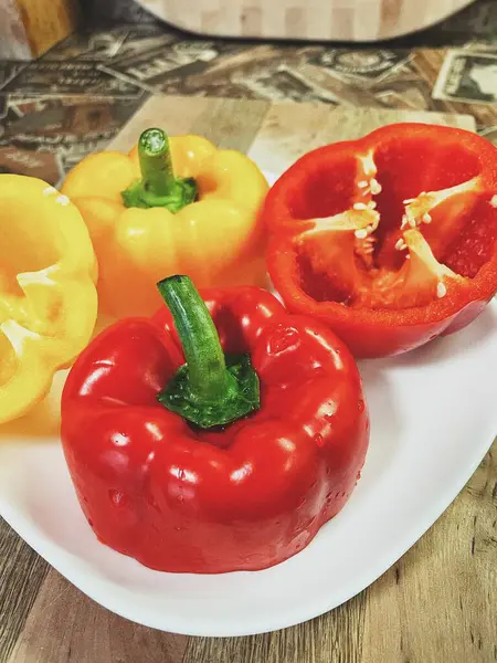 Organik sebzeler kırmızı ve sarı, sağlıklı, vitaminler, taze salata, mutfak, yemek pişirme, masa 